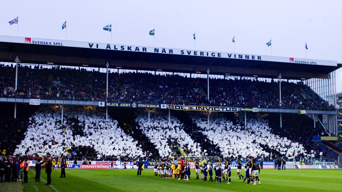 Till vårderbyt 2007 körde AIK ett dubbeltifo. Först började det med AIK i flaggor...
