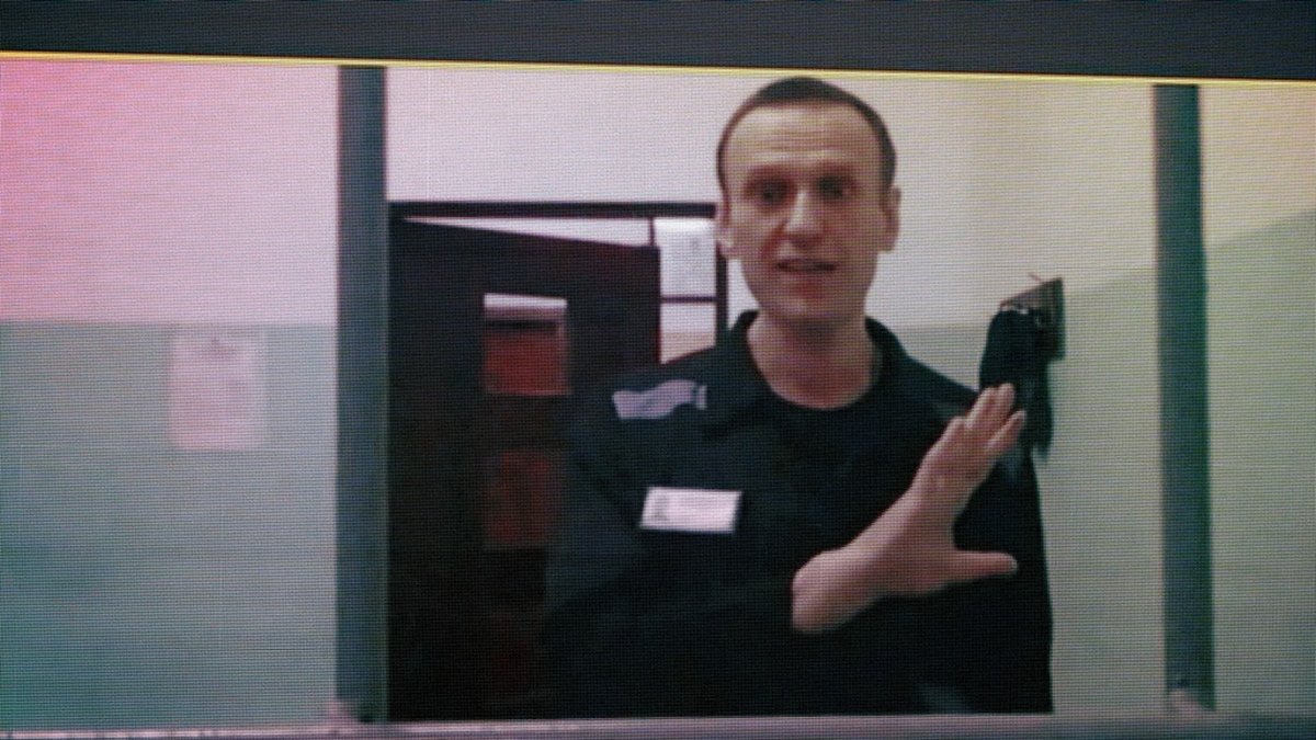 Den ryske oppositionspolitikern Aleksej Navalnyj under ett rättsligt framträdande i sitt tidigare fängelse. Arkivbild.