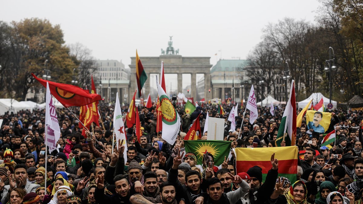 IS fortsatta framfart i Kobane har orsakat protester i Europa. Här är demonstrerande kurder på Brandenburger Tor i Berlin. 
