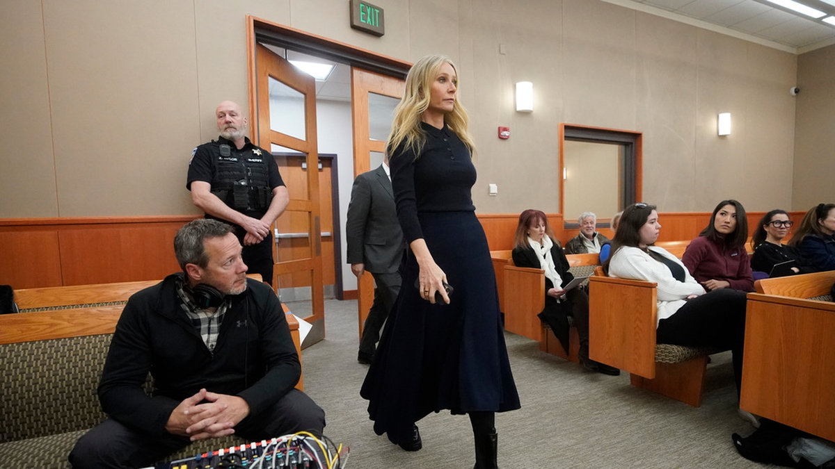 Gwyneth Paltrow går in i rättegångssalen i Park City, Utah, på fredagen.