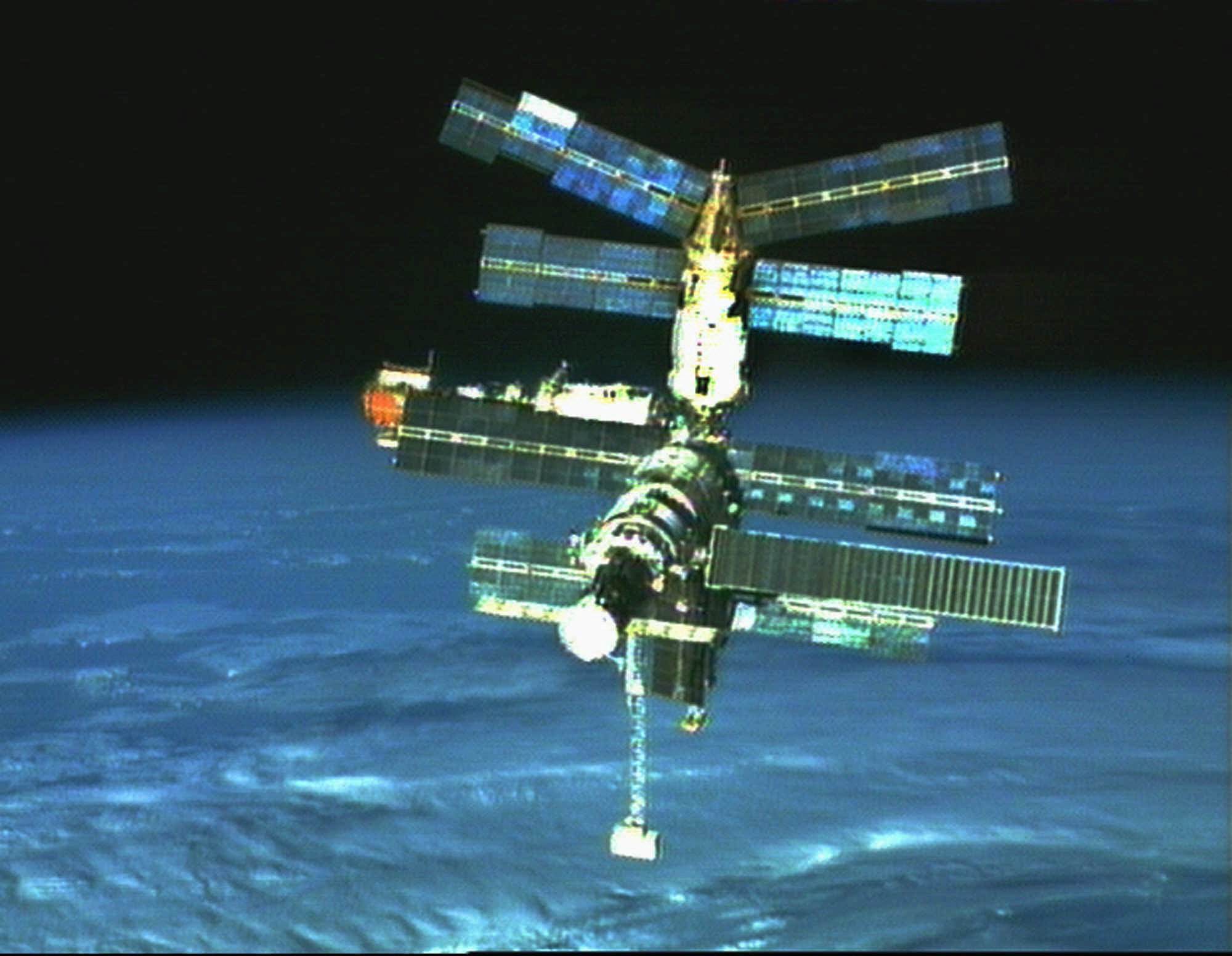 Den ryska rymdstationen Mir är ett av få exempel där man styrt ned skrotet mot Jorden och därmed kunnat veta var det skulle landa.