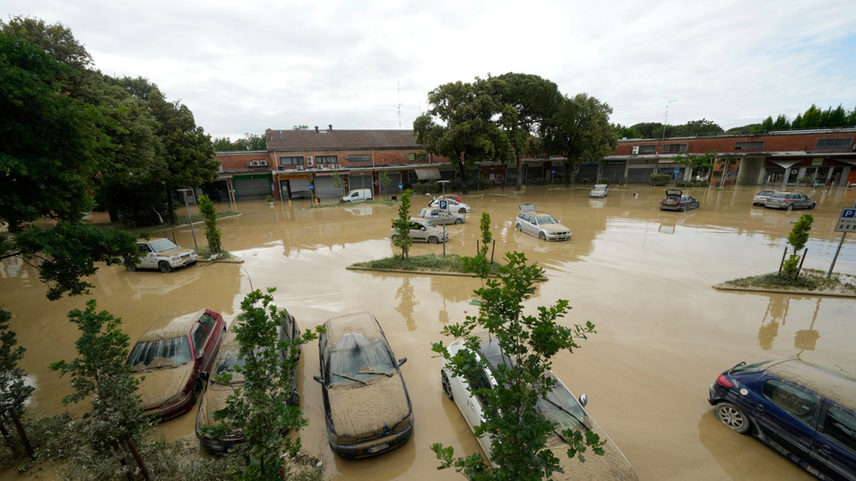 Lera täcker bilar i staden Faenza, som drabbats hårt av de senaste dagarnas översvämningar.
