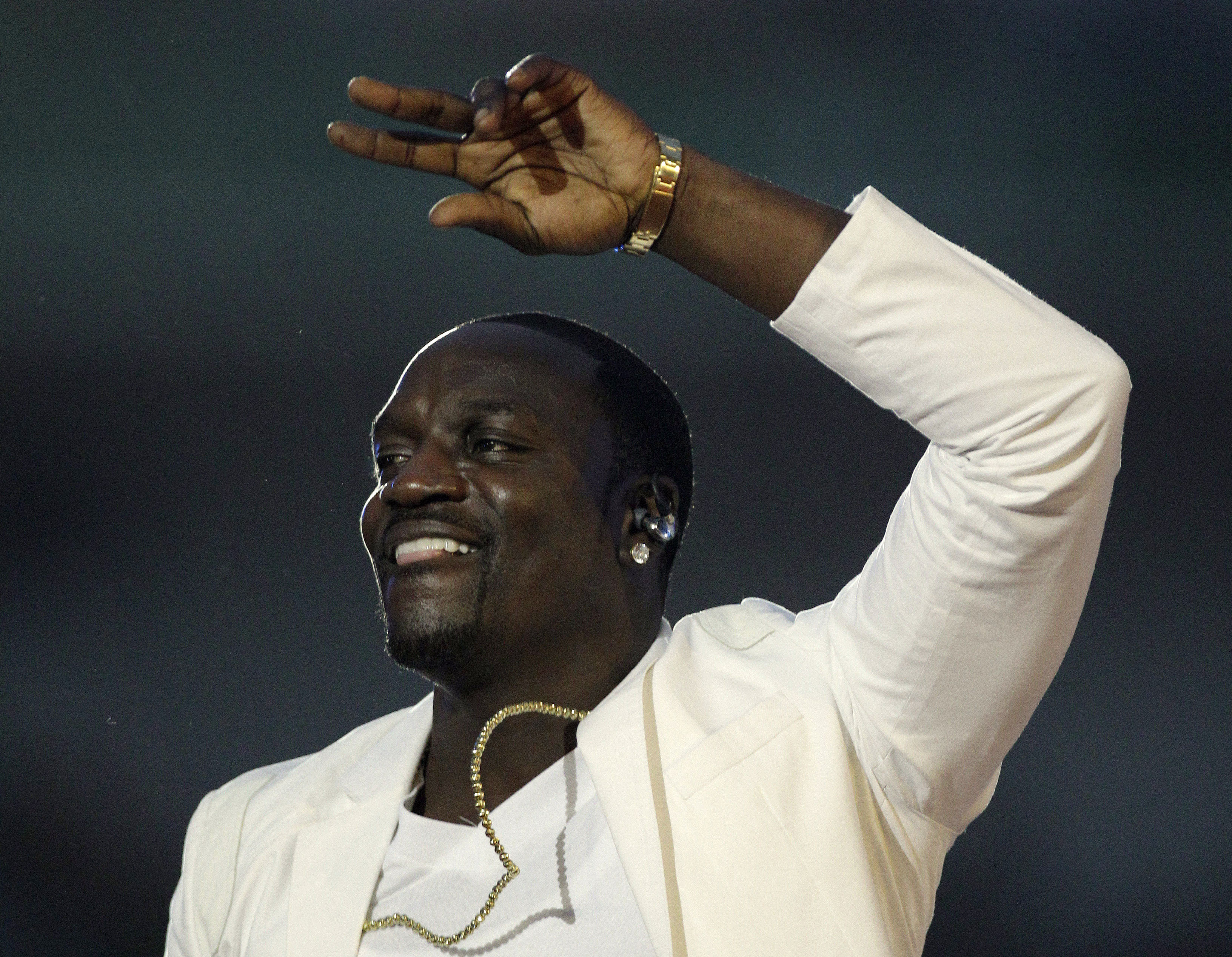 Rapartisten Akon som uppträdde före matchen. 