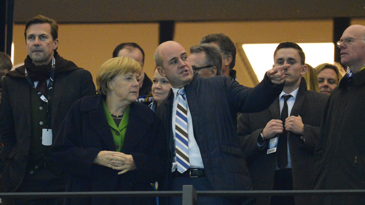 Sveriges statsminister Fredrik Reinfeldt pekar på något men Tysklands förbundskansler Angela Merkel verkar inte imponerad.