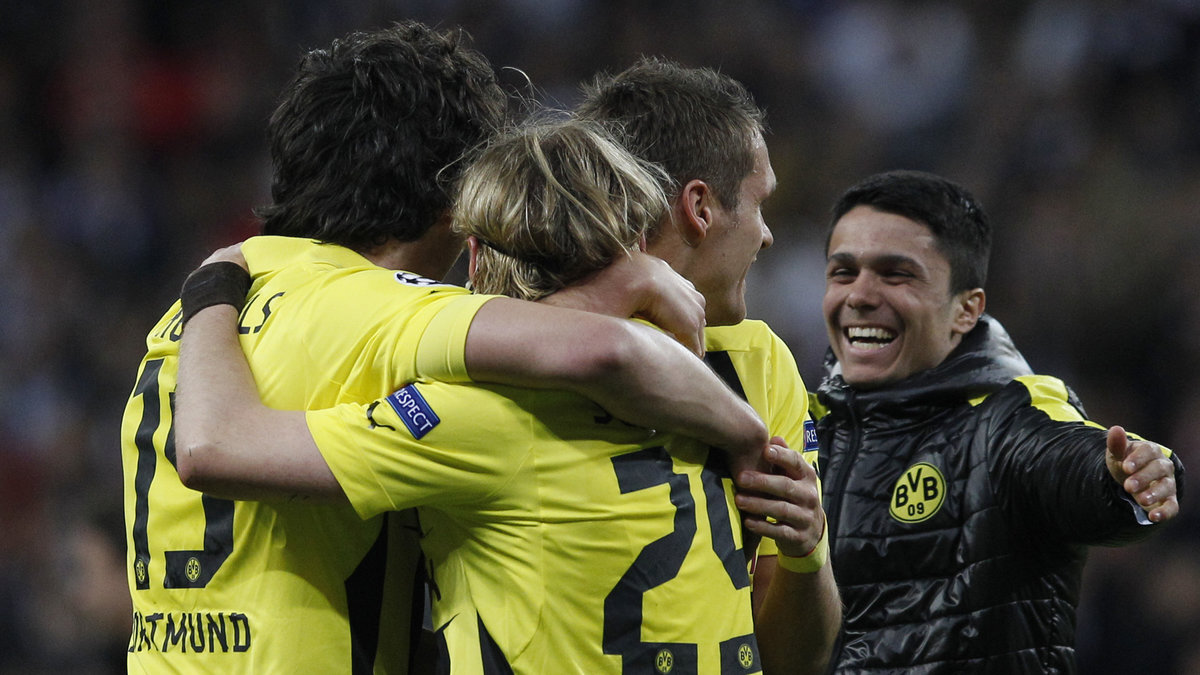 Borussia Dortmund går överraskande vidare till final där de förmodligen ställs mot konkurrenterna Bayern Munchen.