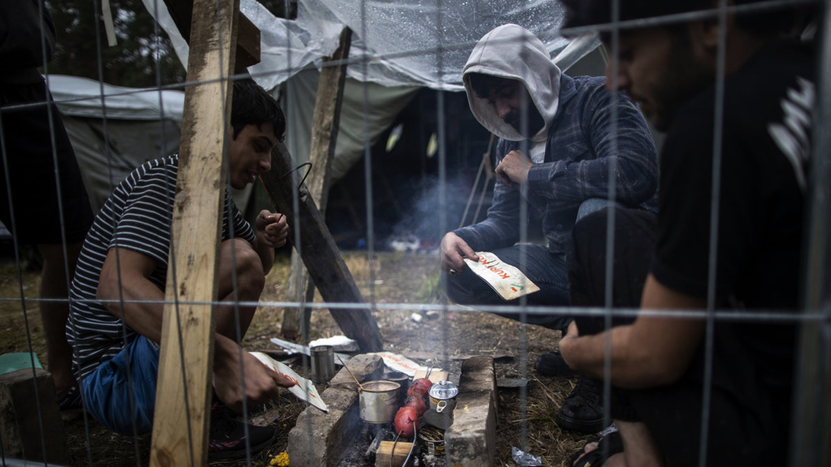 Migranter vid ett nybyggt flyktingläger i Litauen, nära gränsen till Belarus, i augusti 2021. Arkivbild.