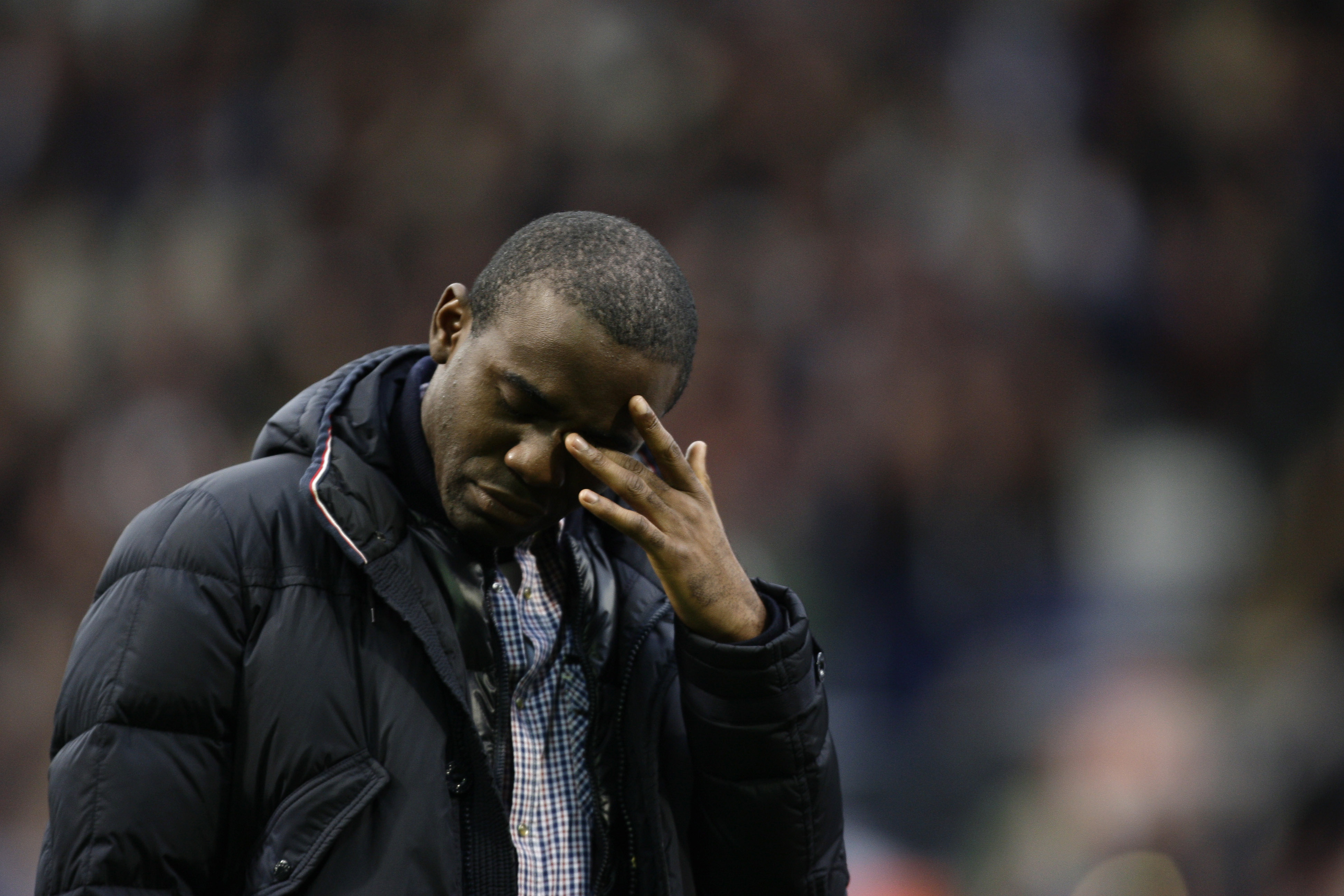 Innan matchen – som spelades på Reebok Stadium – hyllades Fabrice Muamba som inte kunde hålla tårarna tillbaka. 