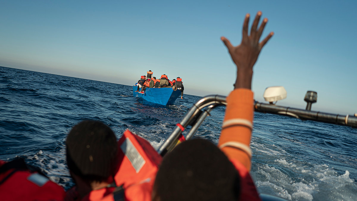 Många anhöriga saknas efter att de försökt fly över Medelhavet. Här räddas flyktingar på en överfull träbåt av en spansk hjälporganisation.