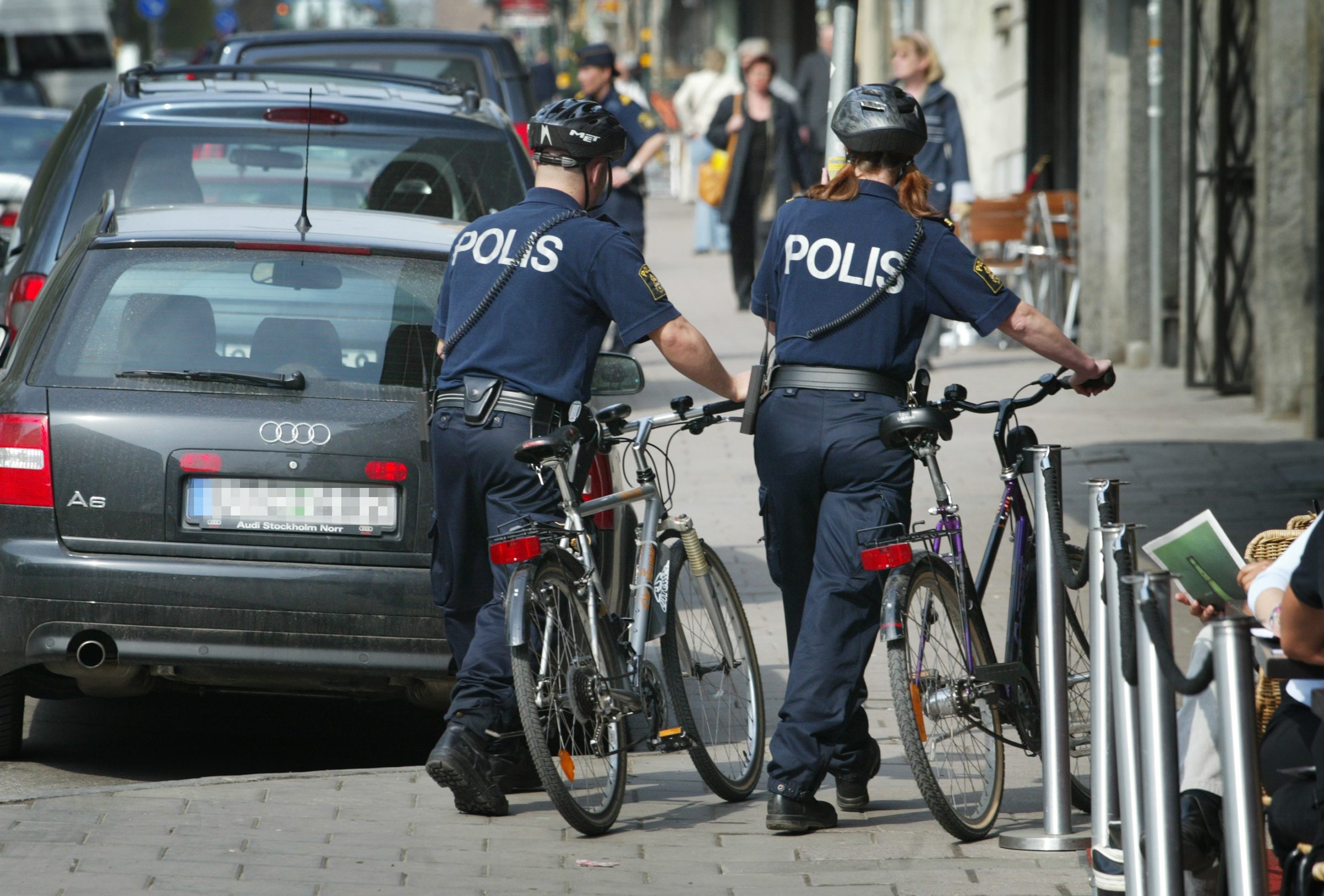 25 poliser som var ute på cykelövning tog paret på bar gärning.