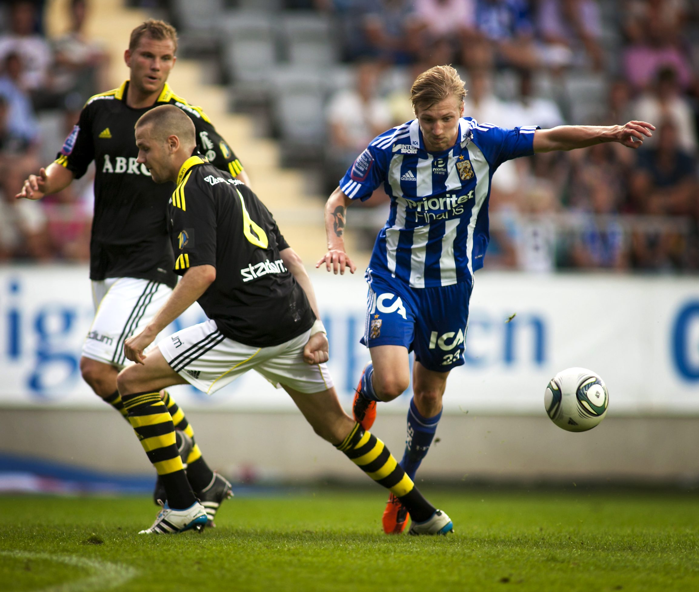 Sebastian Eriksson fick en straff med sig efter en närkamp med AIK:s Niklas Backman.