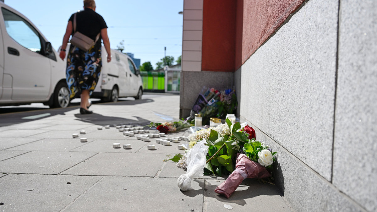 Blommor vid platsen där en tonårspojke dödades under torsdagskvällen i Älvsjö.