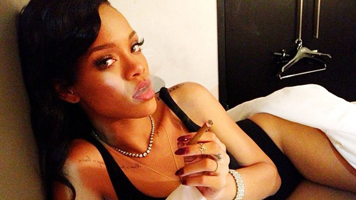 Rihanna röker i sängen.