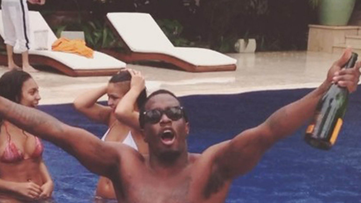P Diddy har poolparty. 