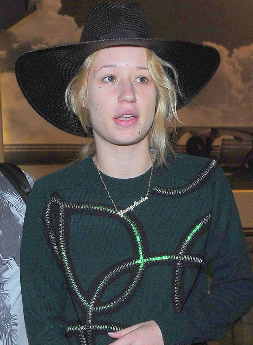 En osminkad Iggy Azalea på flygplatsen. En osminkad Iggy Azalea på flygplatsen.
