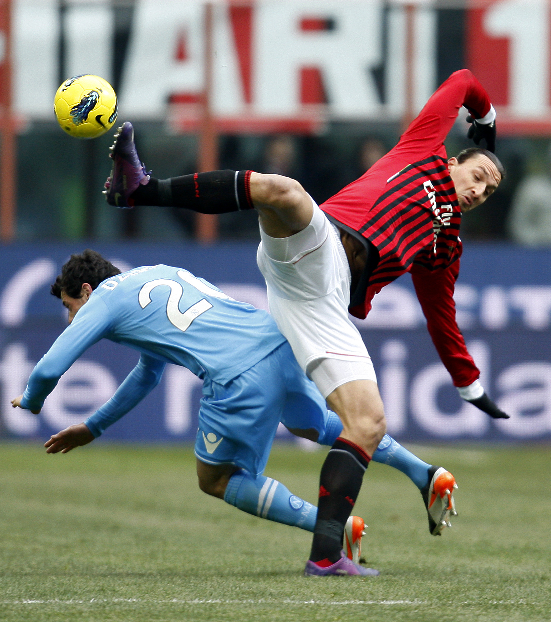 Zlatan Ibrahimovic drog på sig ett rött kort i matchen mot Napoli. Nu riskerar han åtminstone en matchs avstängning när Serie A går in på upploppet.