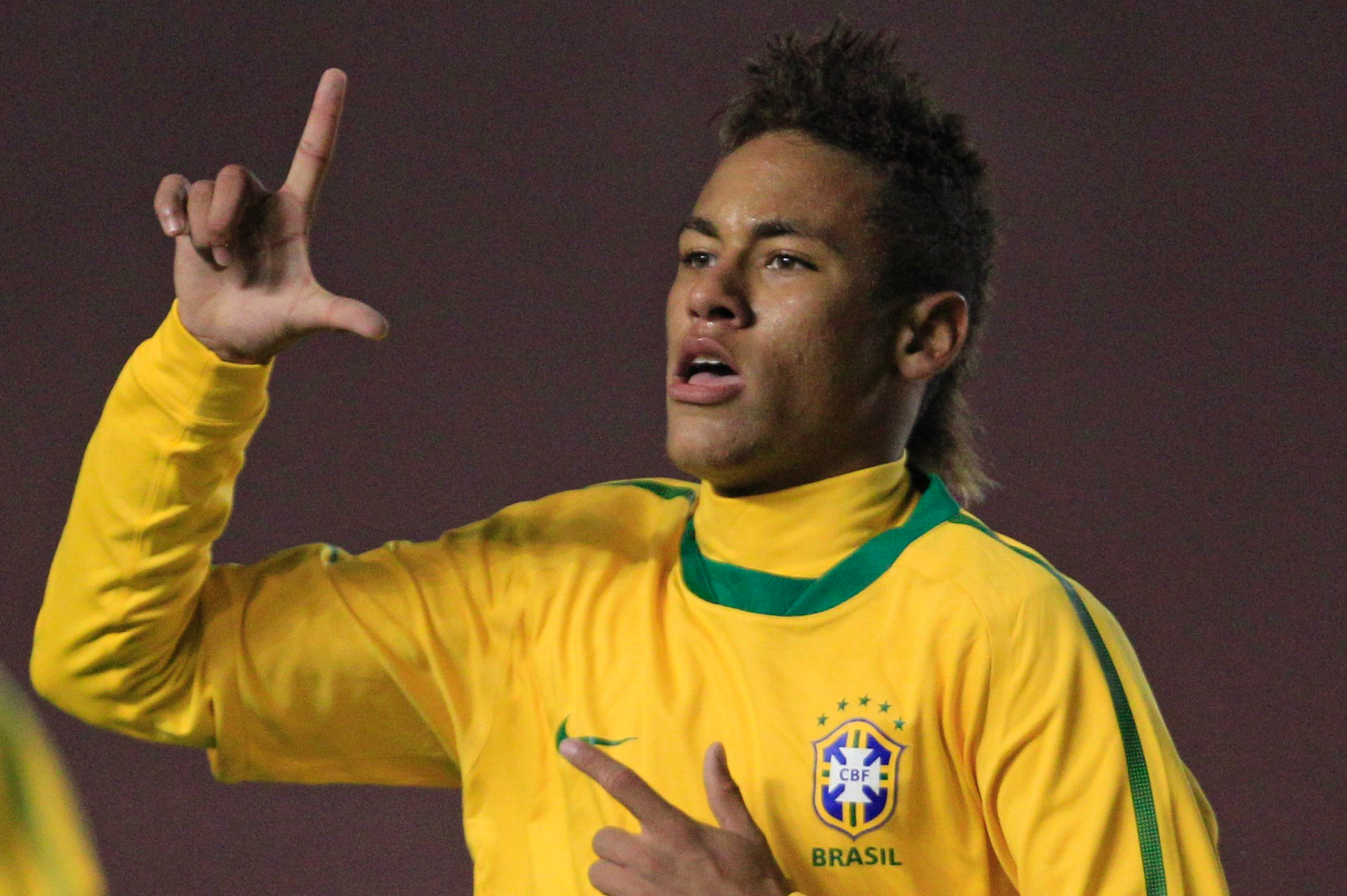 Santos supertalang, Neymar, ligger också nära till hands för Barcelona.