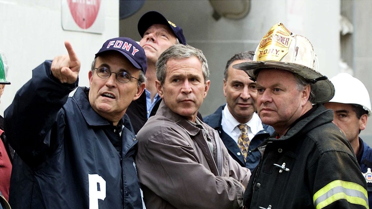 Han sågs som en hjälte efter 11-september-attackerna. Här tillsammans med dåvarande presidenten George Bush och brandchefen Thomas Van Esssen vid ruinerna av World Trade Center den 14 september 2001.