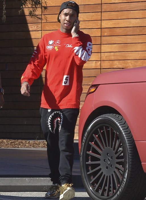 Tyga har intressanta byxor på sig i Los Angeles. Tyga har intressanta byxor på sig i Los Angeles.