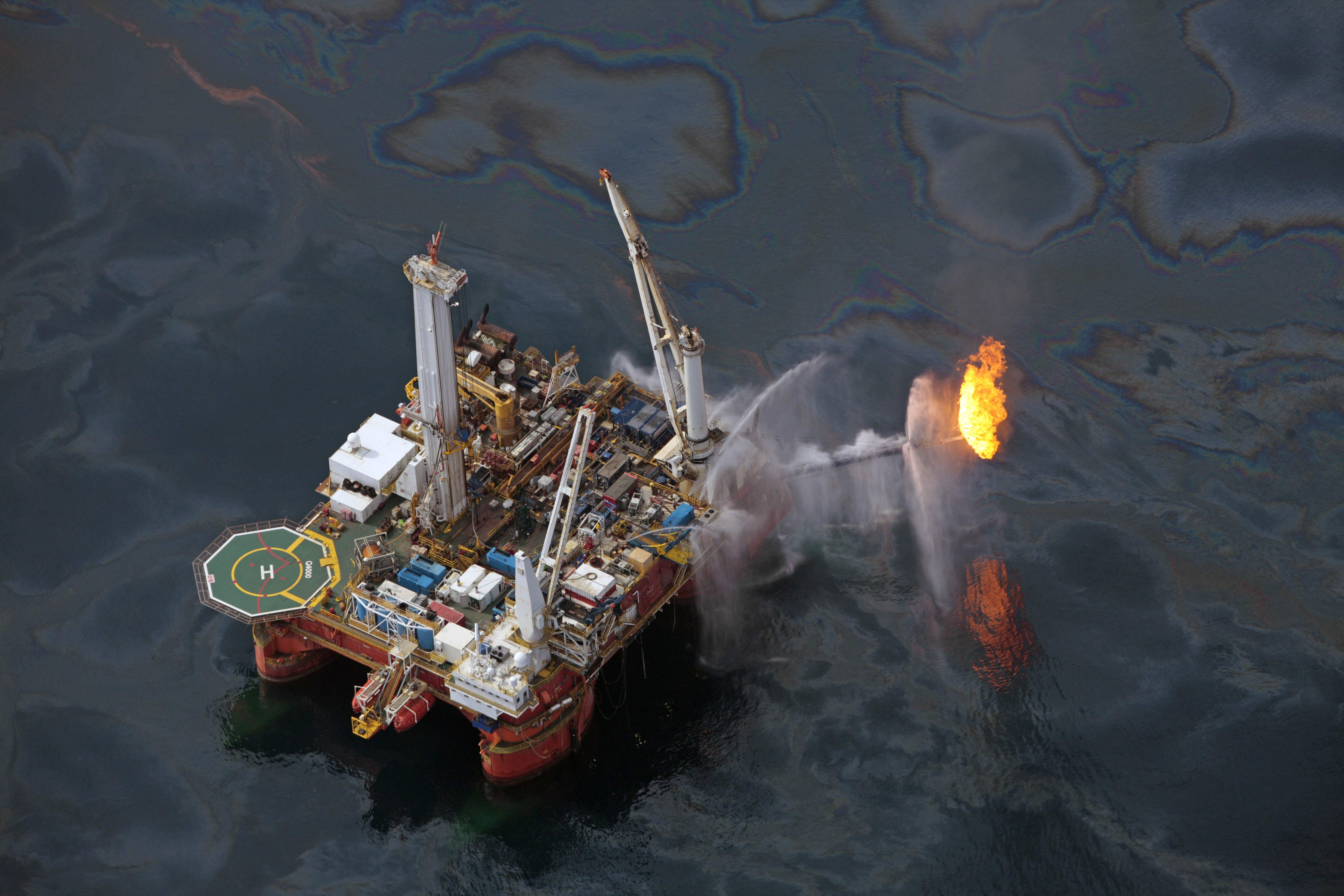 20/4/2010. BP:s oljeplattform Deepwater Horizon i Mexikanska golfen exploderar och orsakar en av de största naturkatastroferna i modern tid. 