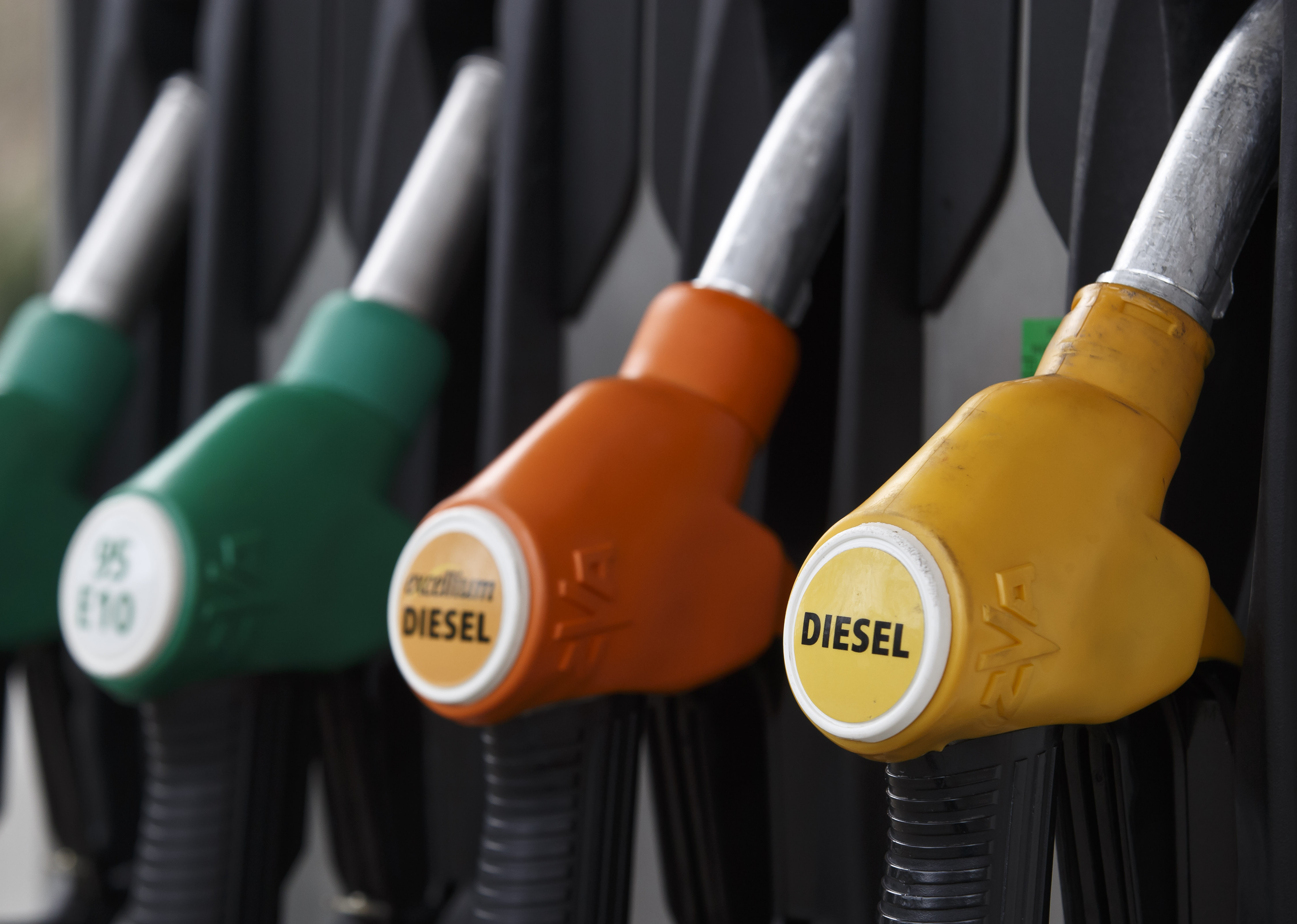 Nu höjer ledande bensinbolag priset på bensin med tio öre per liter.