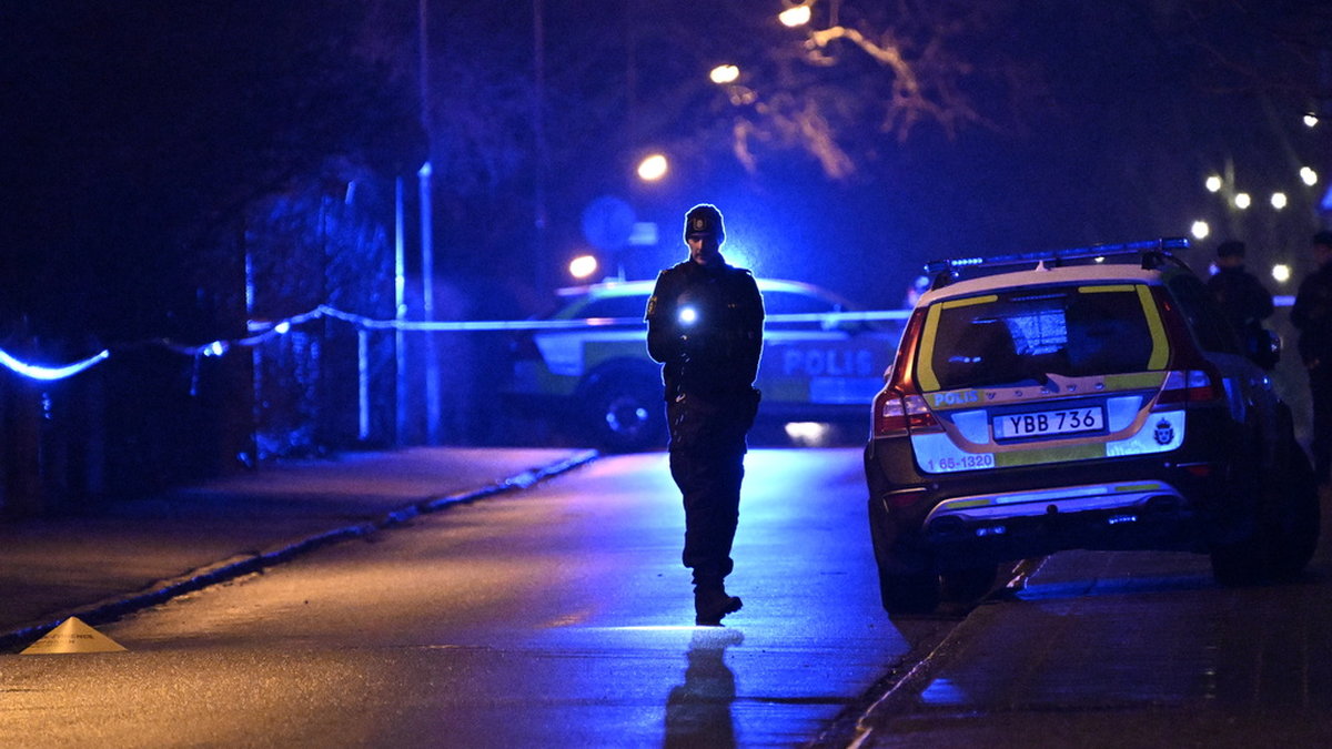 Polis på plats på i stadsdelen Segevång i Malmö sedan en man i 30-årsåldern hittats skjuten tidigare i februari.