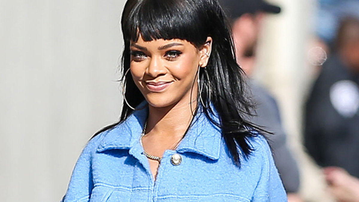 Rihanna bjuder på ett leende. 