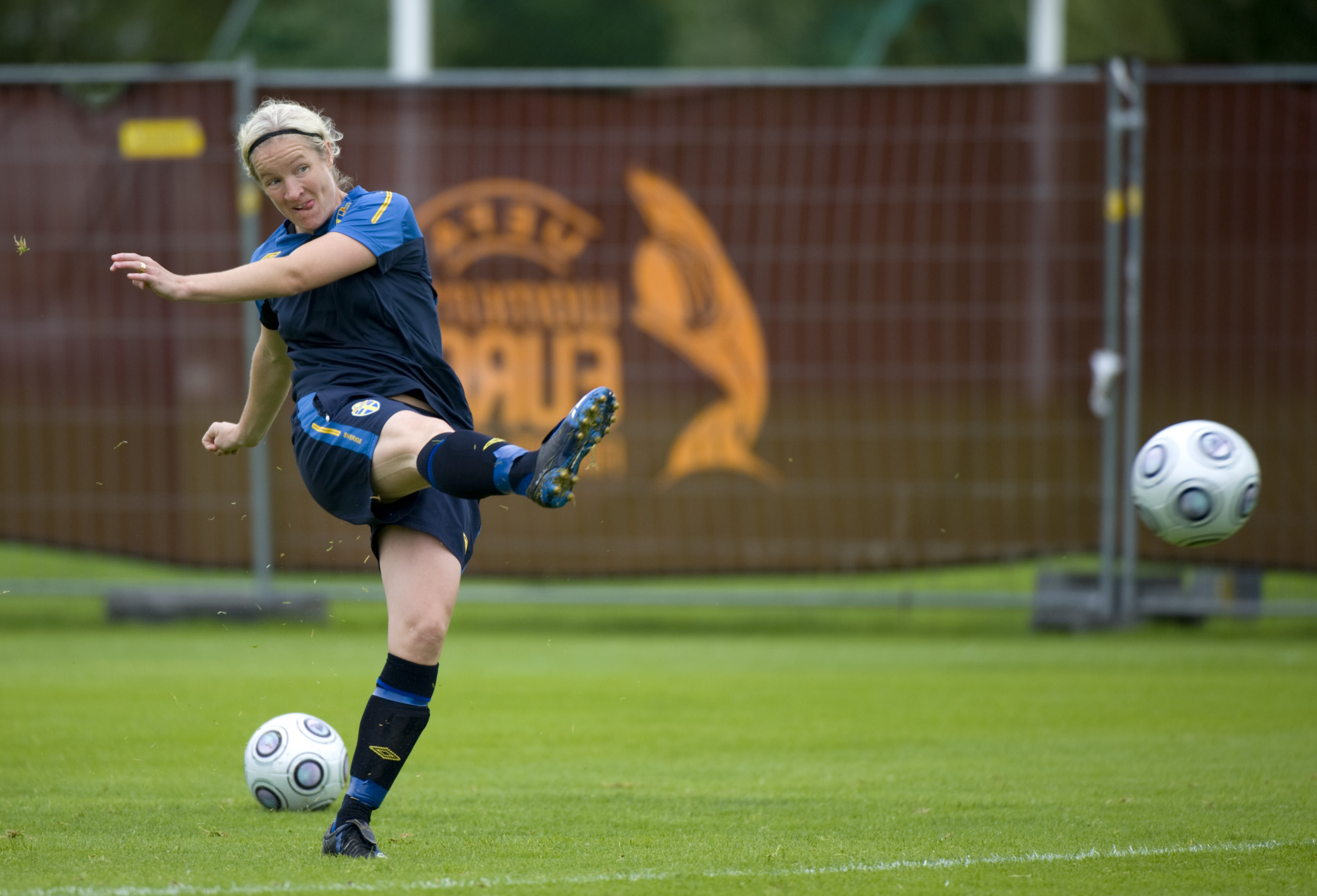 Victoria Sandell-Svensson får också representera fotbollen i programmet.