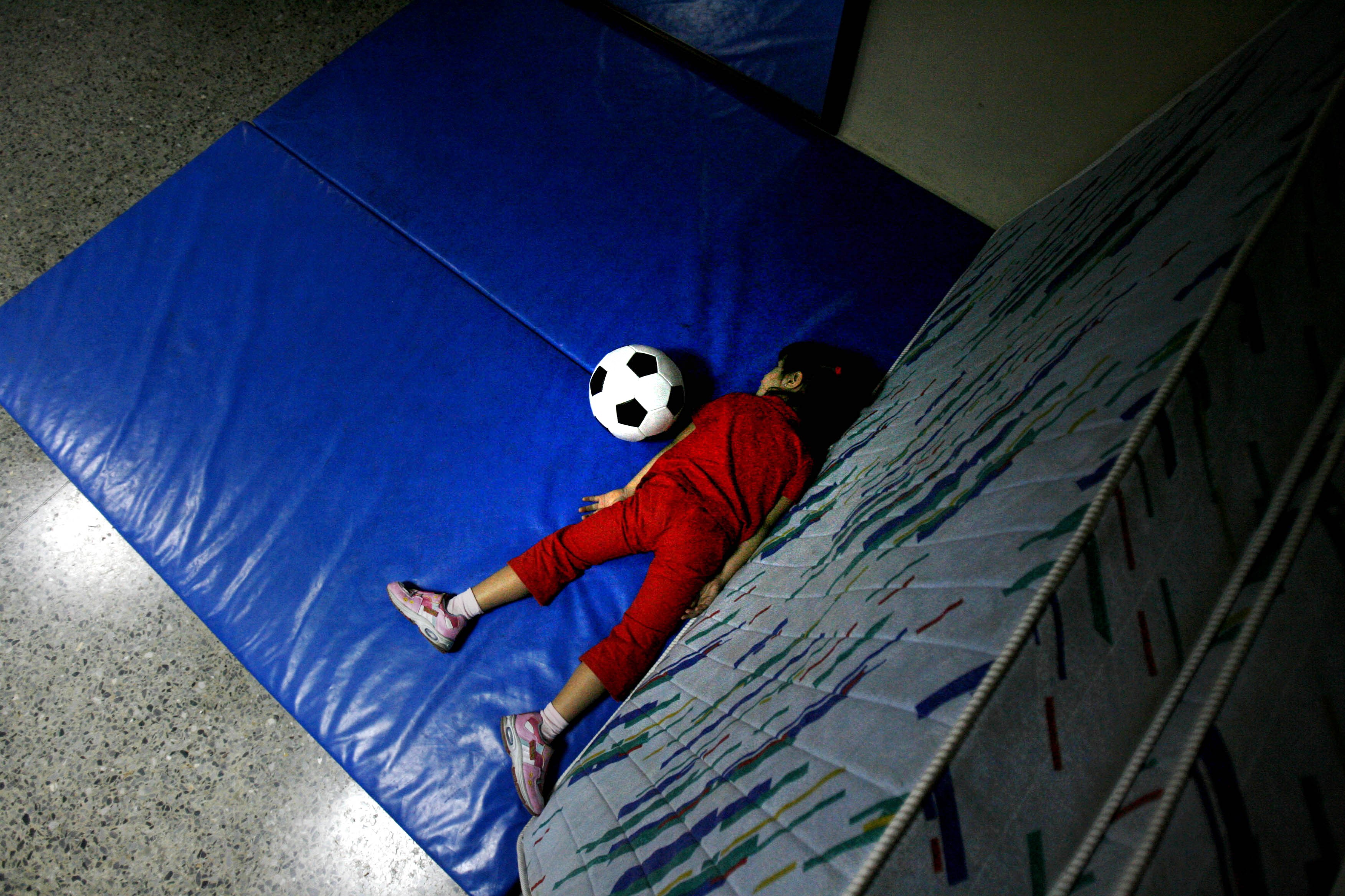 En autistisk pojke vilar på en matta. Personen på bilden har inget samband med artikeln.