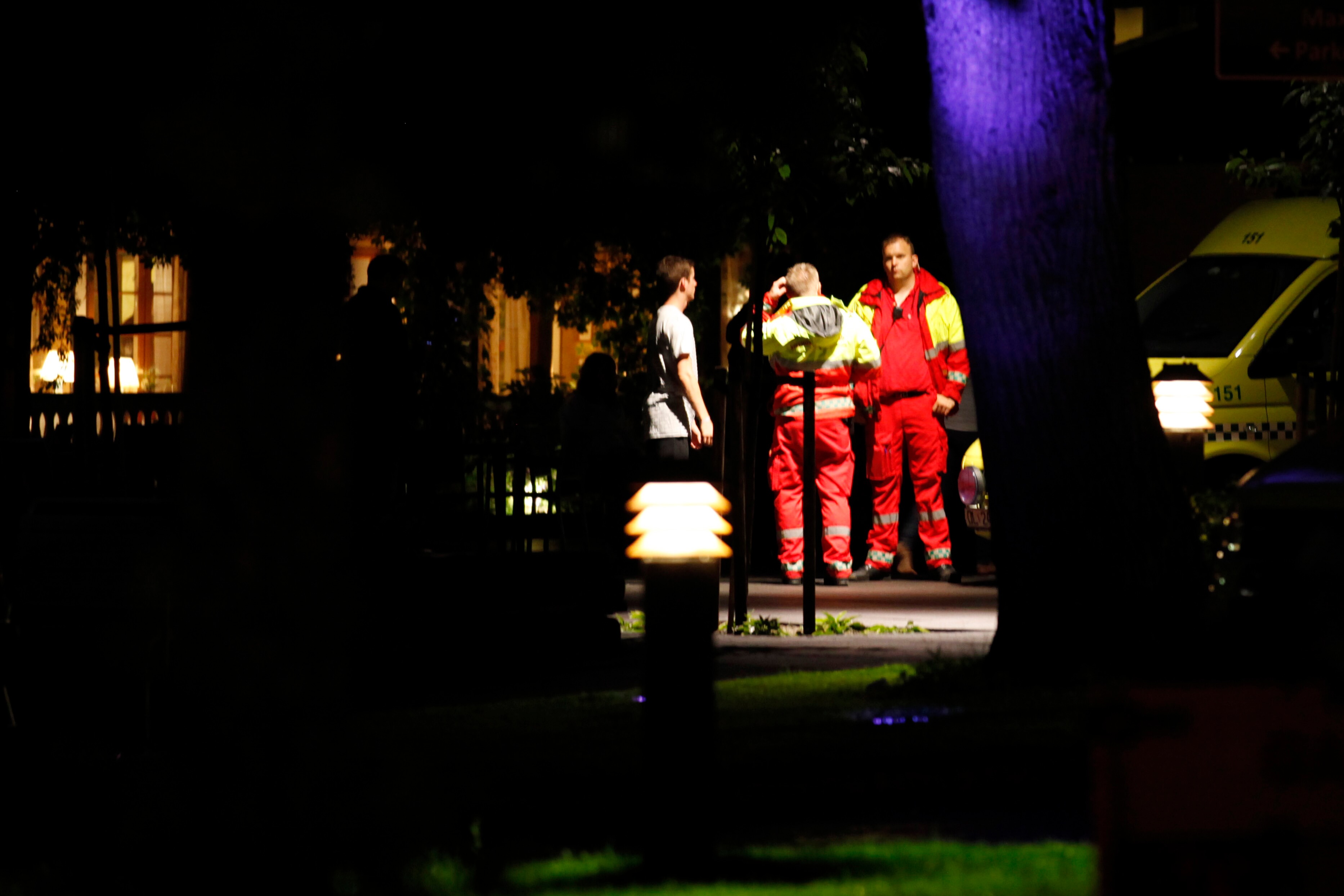 Personal från ambulansen och civilförsvaret tar han om ungdomar efter massakern. Sent samma kväll strömmade det fortfarande folk till mötesplatsen på Sundvolden hotell. Personal från ambulansen och civilförsvaret tar han om ungdomar efter massakern. Sent samma kväll strömmade det fortfarande folk till mötesplatsen på Sundvolden hotell.