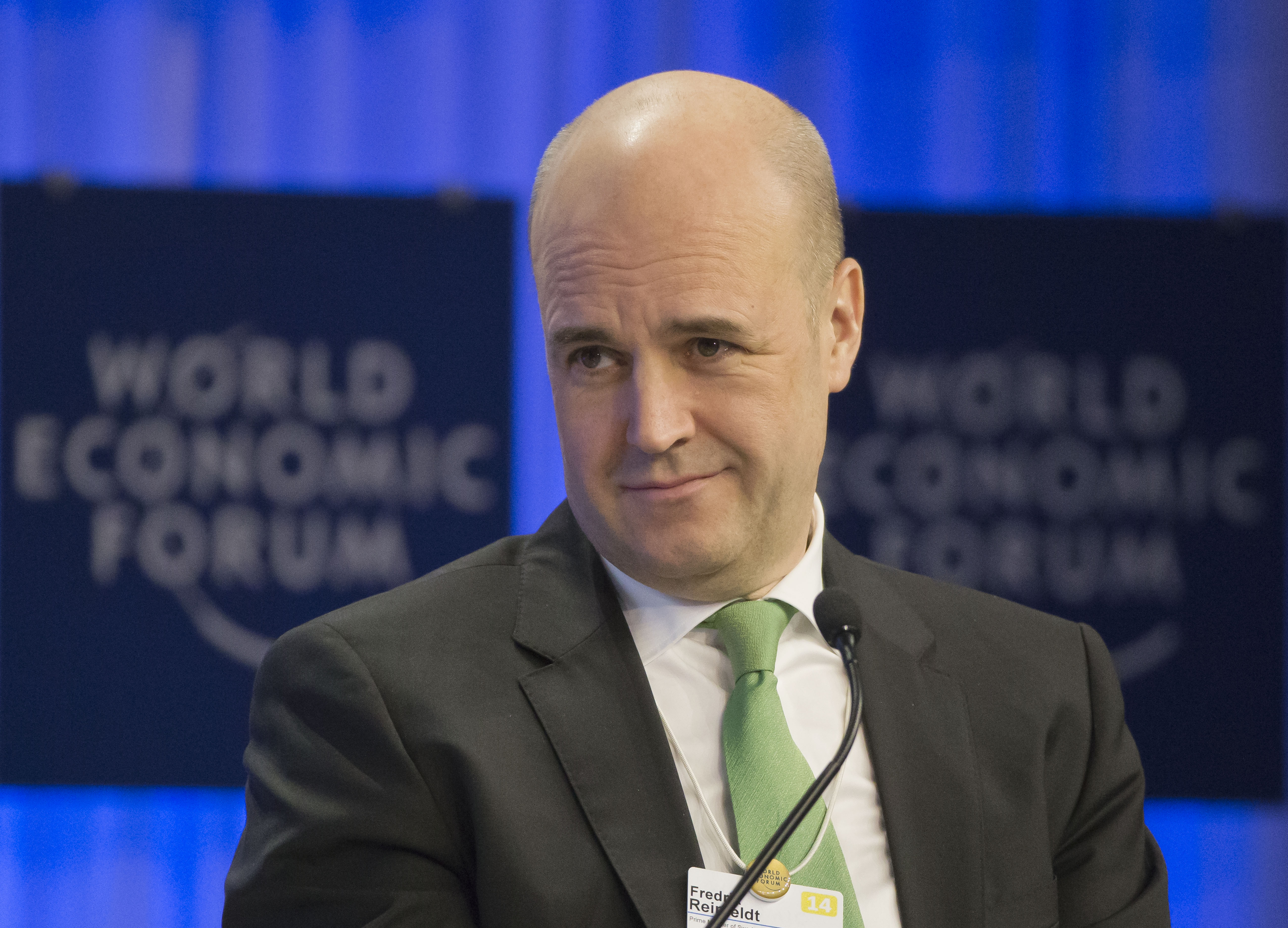 Fredrik Reinfeldt närmar sig i en undersökning – och rasar i en annan.