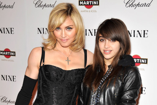 Madonna släpade med sig sin dotter Lourdes. 