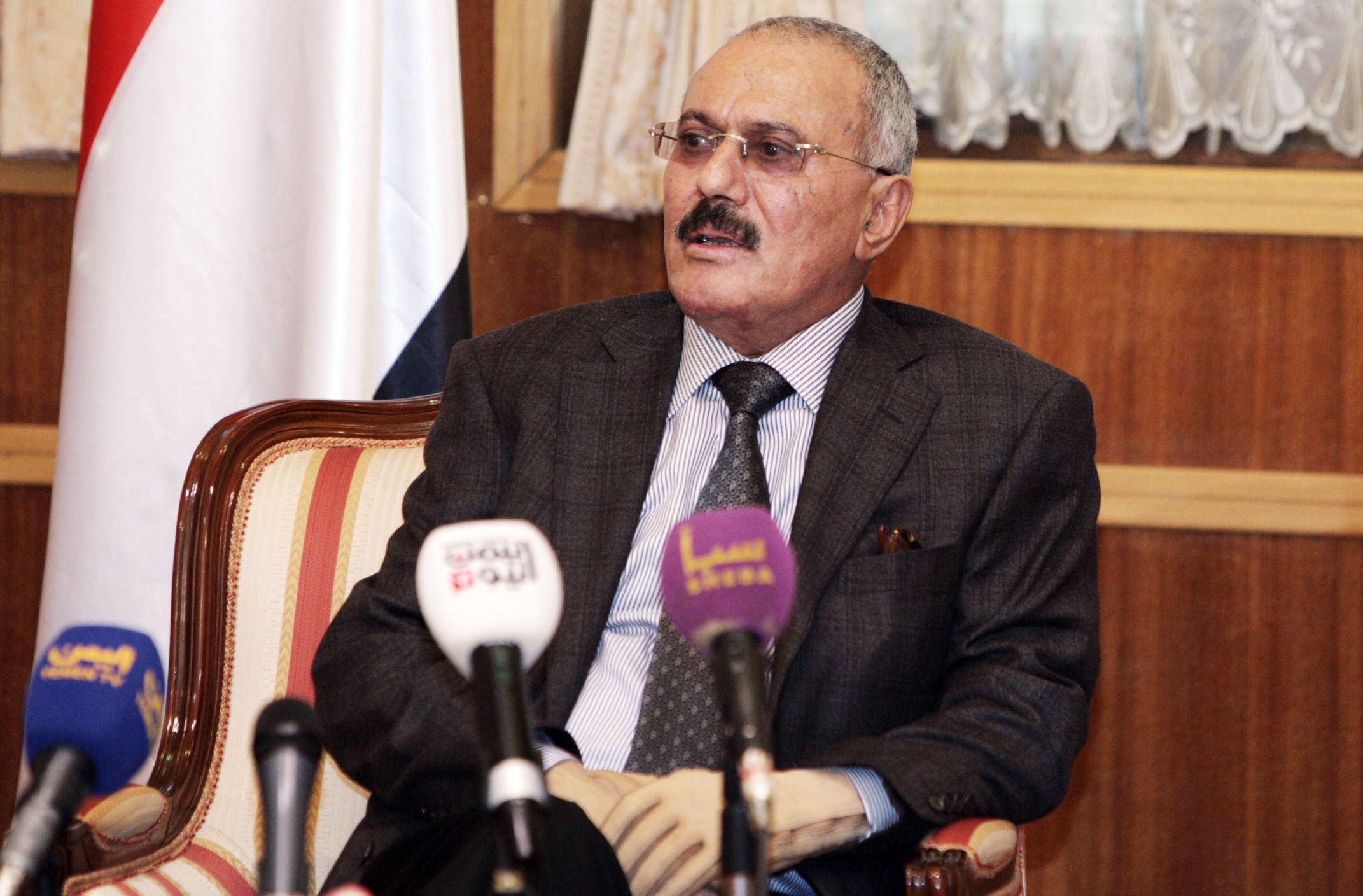 Ali Abdullah Saleh har skrivit under sin avgång och ett nytt presidentval är planerat till 21 februari.