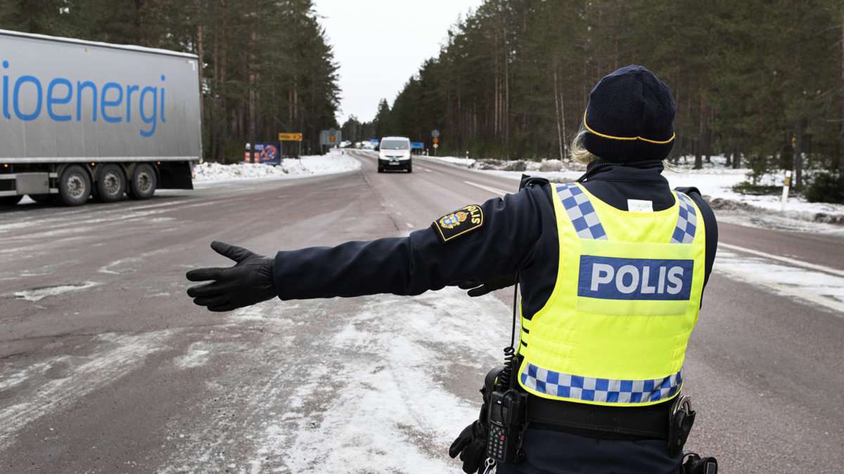 Polisen hittade en norsk kvinna utan covidpass i bagageutrymmet på en bil vid gränsen mot Norge. Arkivbild.
