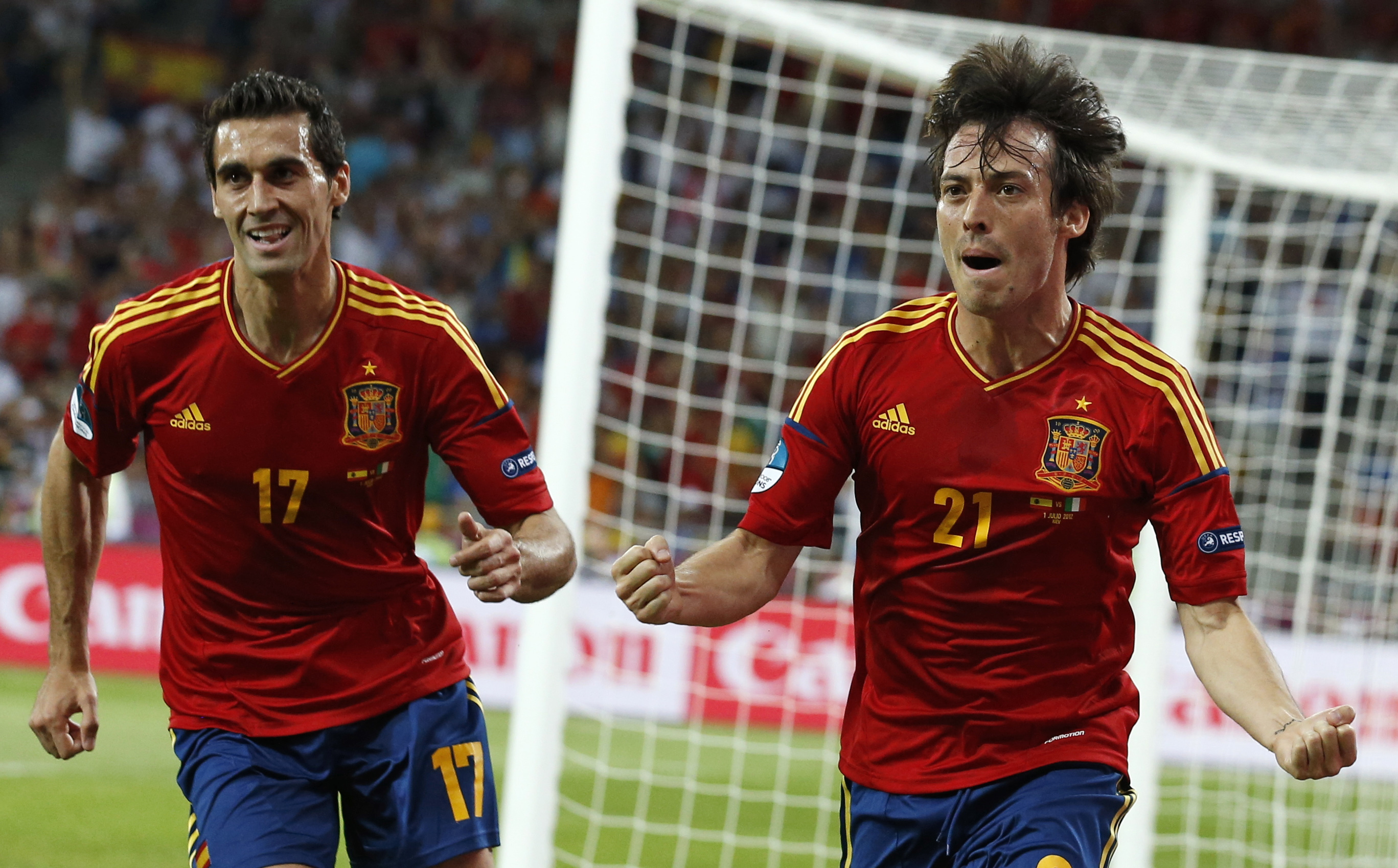 Juni: David Silva, till höger, var en av målskyttarna i EM-finalen som Spanien vann med övertygande 4–0.