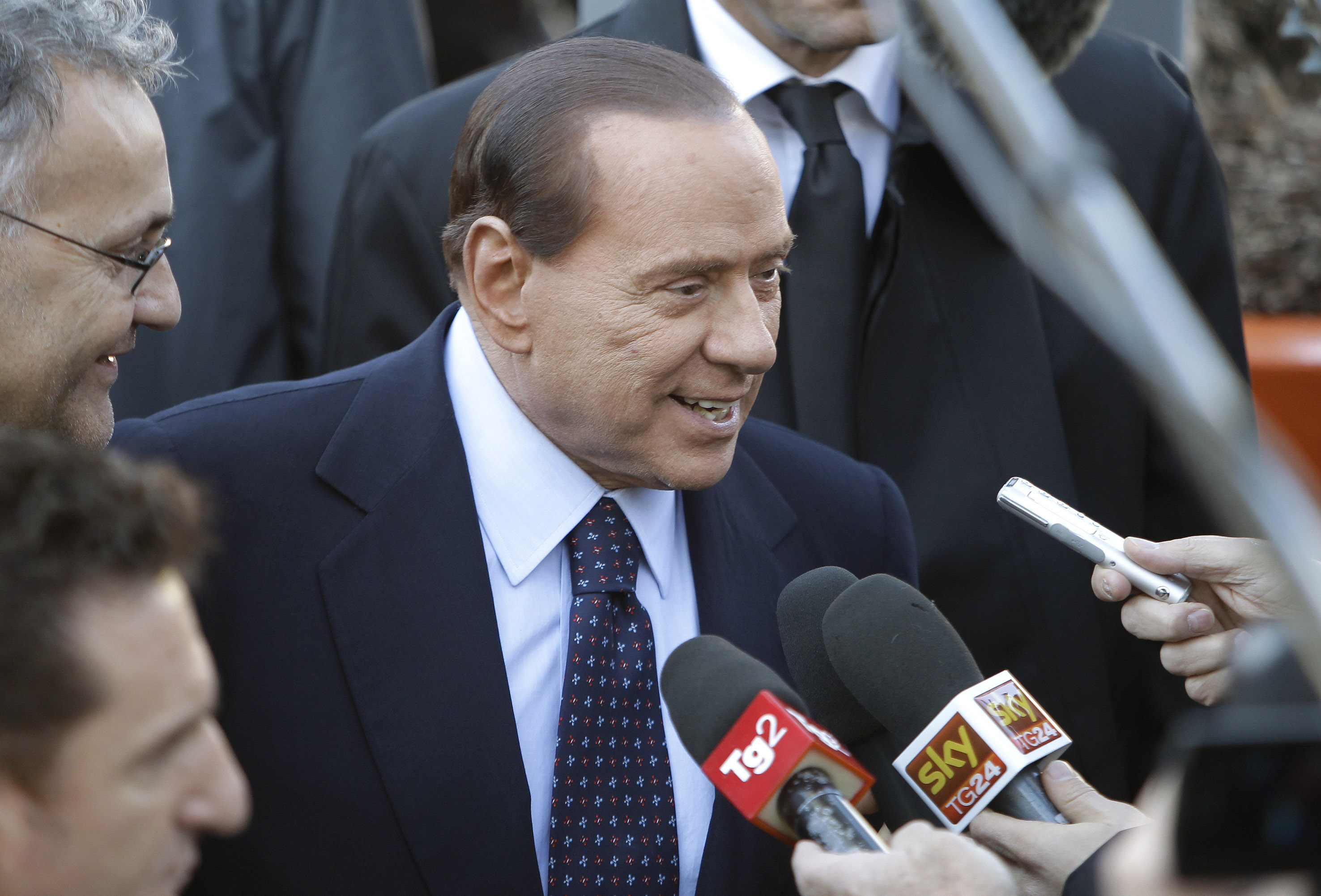 Efter 17 år vid makten avgick Italiens premiärminister Silvio Berlusconi 12 november 2011 till följd av den massiva pressen på honom pga. en dåligt skött ekonomi. Hans tid vid makten kantades av sexskandaler och korruptionsanklagelser. Efter 17 år vid makten avgick Italiens premiärminister Silvio Berlusconi 12 november 2011 till följd av den massiva pressen på honom pga. en dåligt skött ekonomi. Hans tid vid makten kantades av sexskandaler och korruptionsanklagelser.