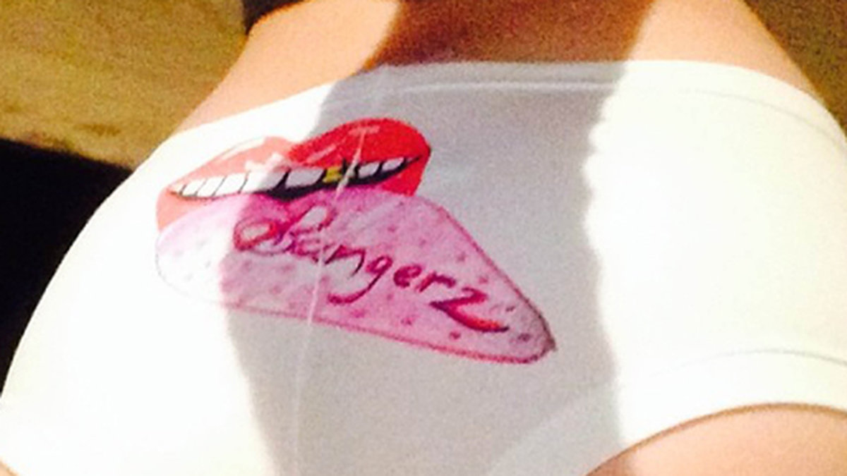 Miley visar merchandise på Instagram. 