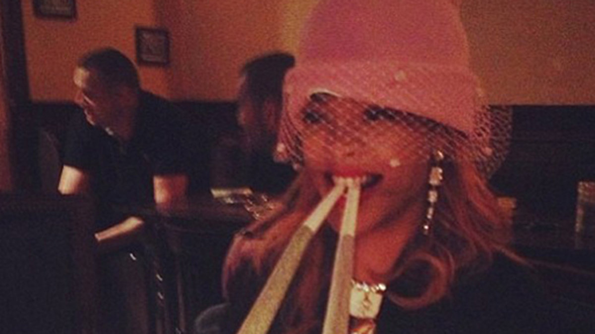 En fri själ. När Rihanna besökte Amsterdam passade hon på att hylla marijuana genom att posera med jointar i största laget.