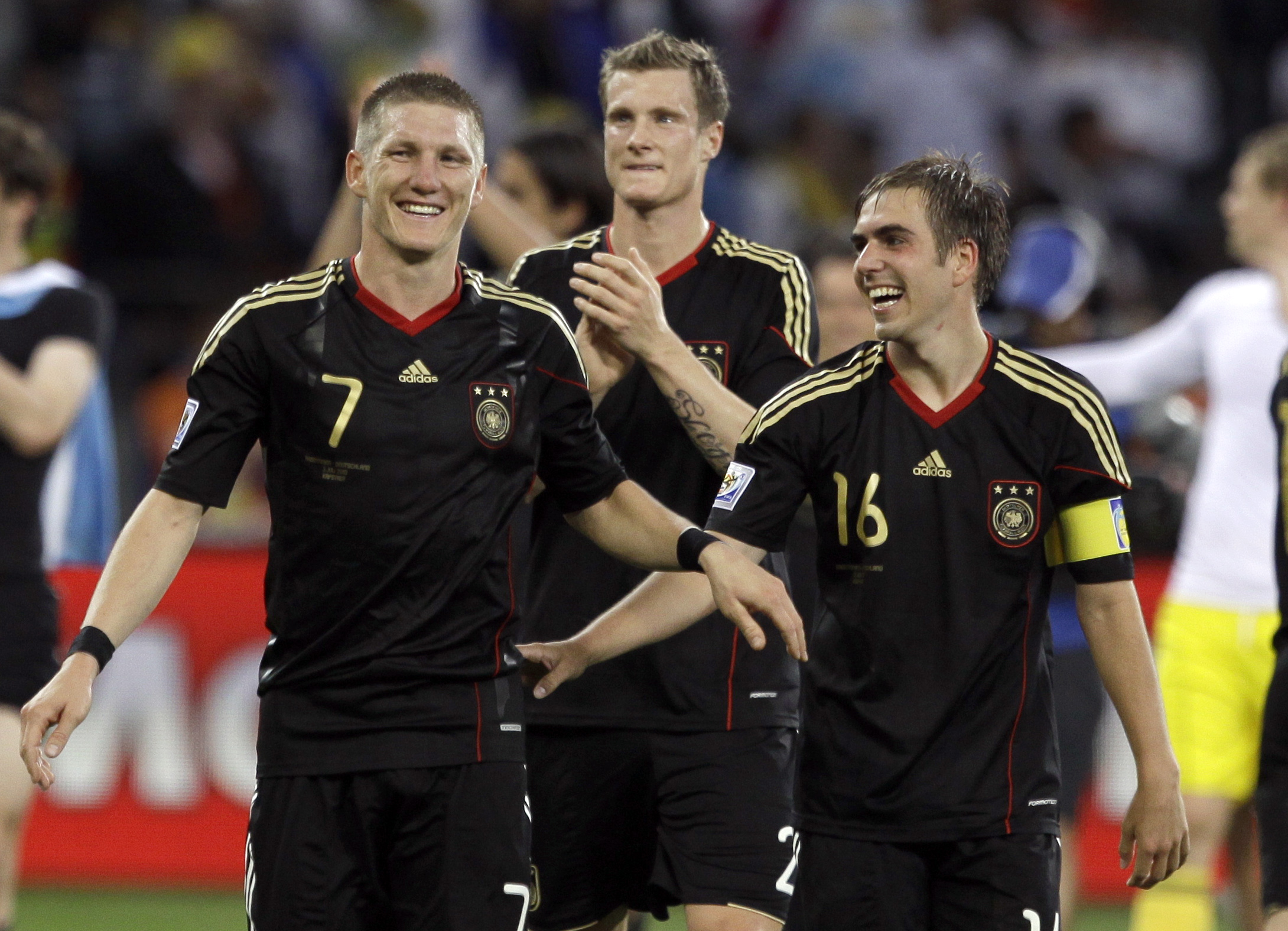 Lahm firar segern tillsammans med Schweinsteiger och Jansen.