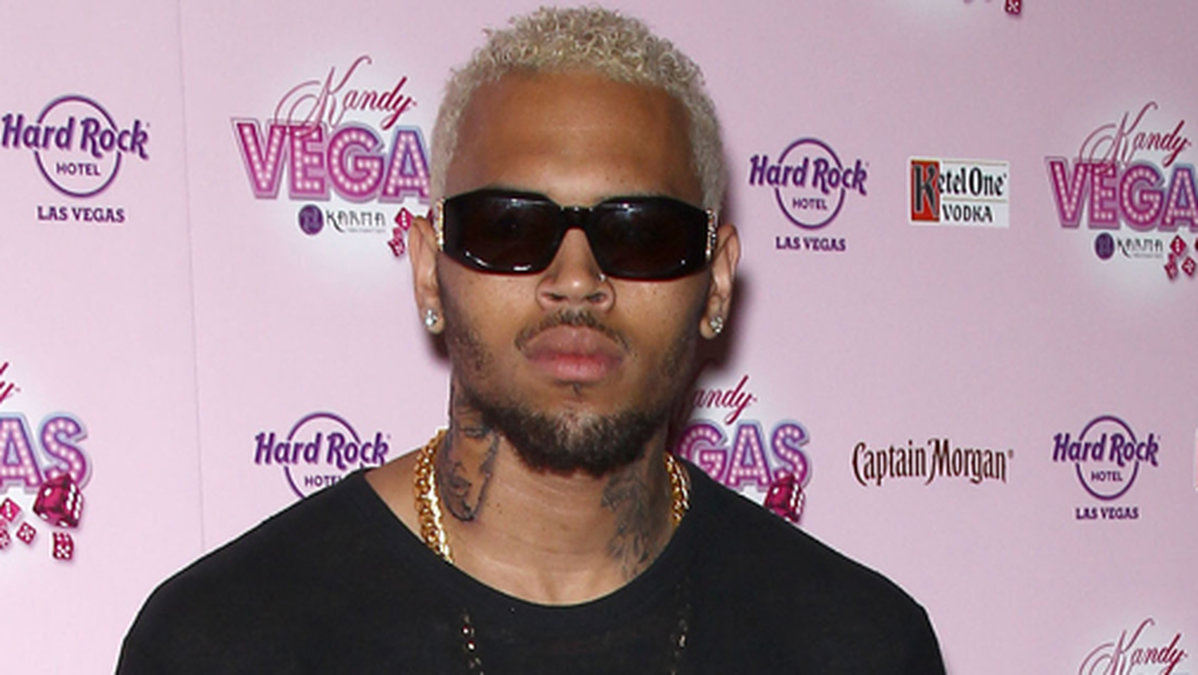 Chris Brown visade upp sin nya tatuering på en fest nyligen. 