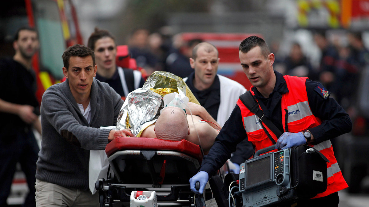 På onsdagen den 7 januari 2015 rusade beväpnade, maskerade terrorister in på satirtidningen Charlie Hedbos redaktion i Paris.