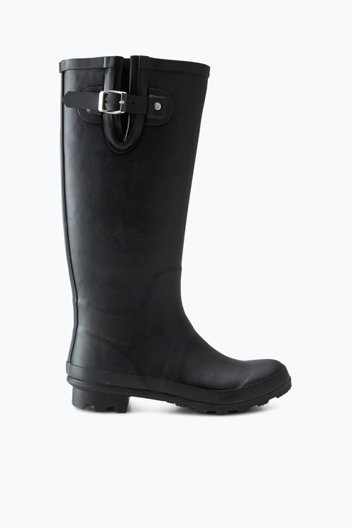 Med gummistövlar på fötterna blir regn nästan lite roligt. Du kan åtminstone le lite åt alla andra som skuttar mellan vattenpölarna. <a href='http://www.ellos.se/ellos-shoes/gummistovel-wellington-high-rain/527093?Ns=RankValue3|1&Nao=6&selArt=606047&pr=0C1B2S3T'>Köp de fina gummistövlarna hos Ellos för 449 kronor.</a> Med gummistövlar på fötterna blir regn nästan lite roligt. Du kan åtminstone le lite åt alla andra som skuttar mellan vattenpölarna. <a href='http://www.ellos.se/ellos-shoes/gummistovel-wellington-high-rain/527093?Ns=RankValue3|1&Nao=6&selArt=606047&pr=0C1B2S3T'>Köp de fina gummistövlarna hos Ellos för 449 kronor.</a>