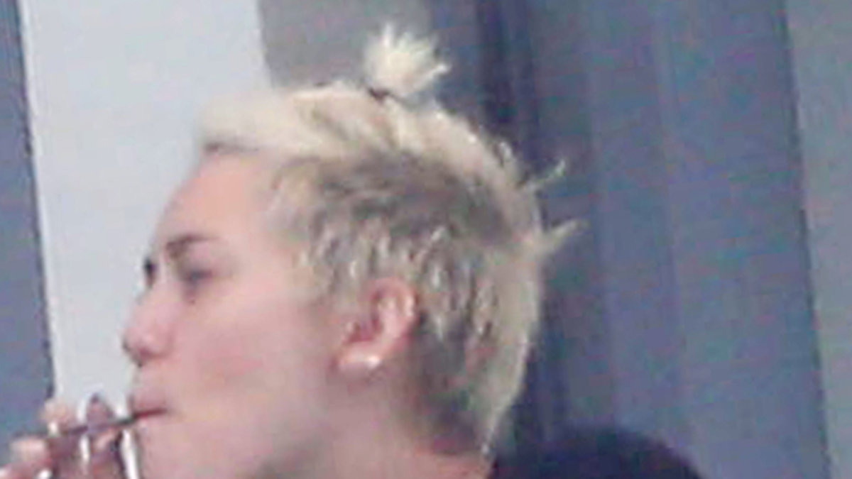 Miley Cyrus röker på. 