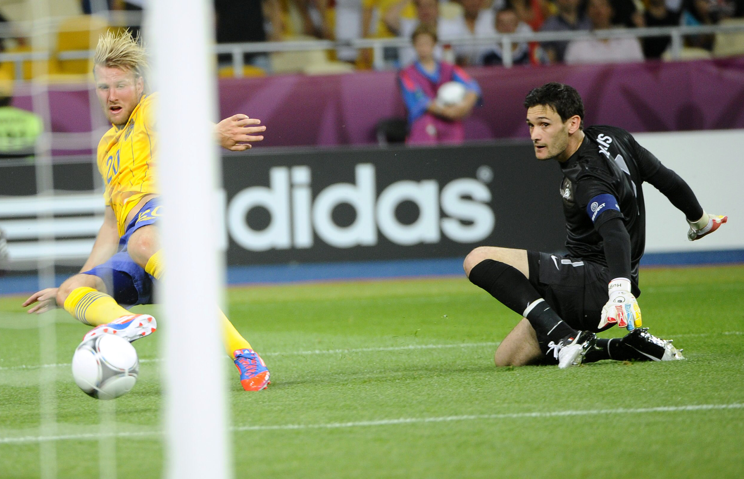 Ola Toivonen rundar Lloris... Ola Toivonen rundar Lloris...