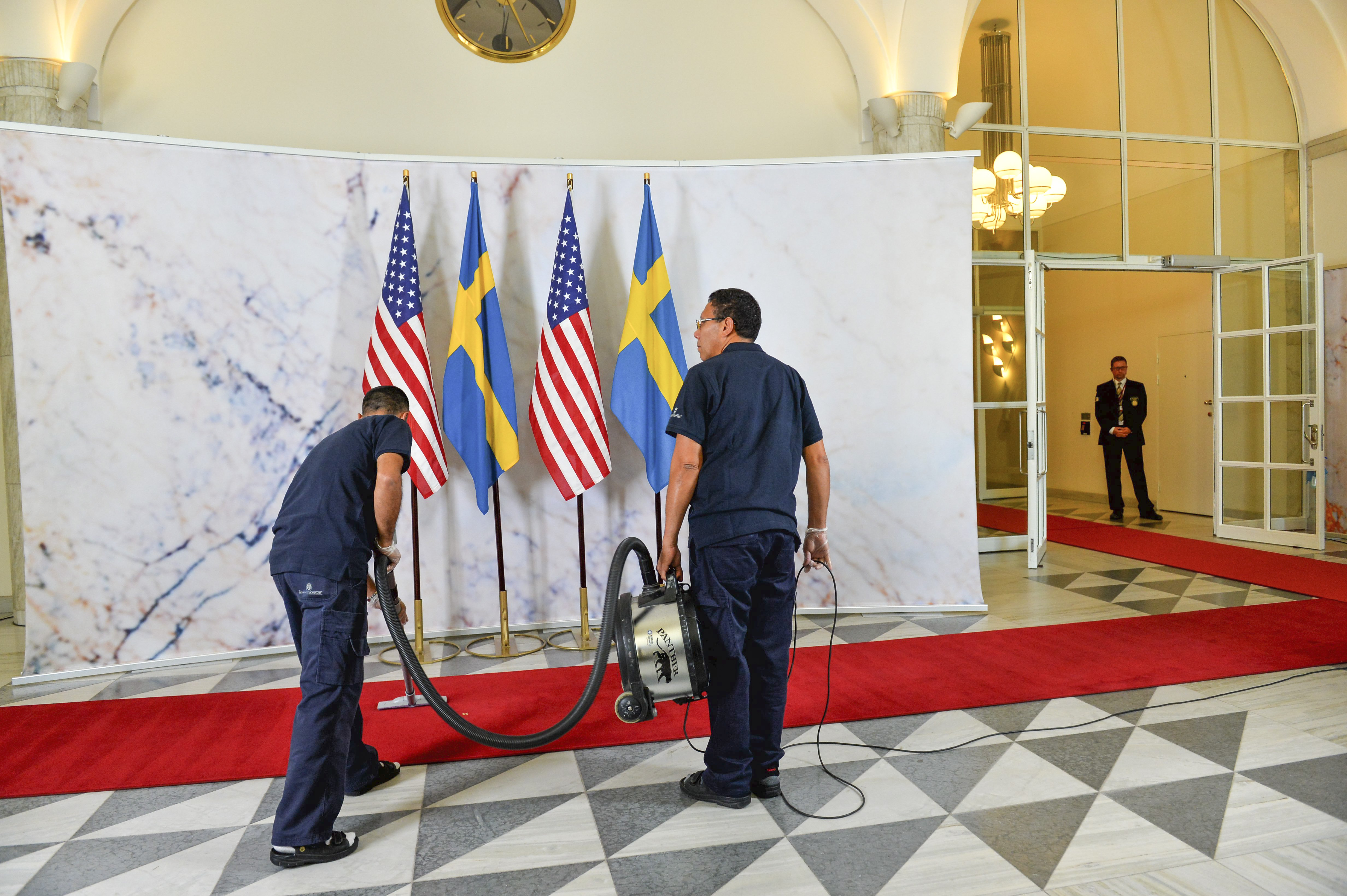 En sista dammsugning av röda mattan och flaggspelet innan Barack Obama ska anlända till Rosenbad.