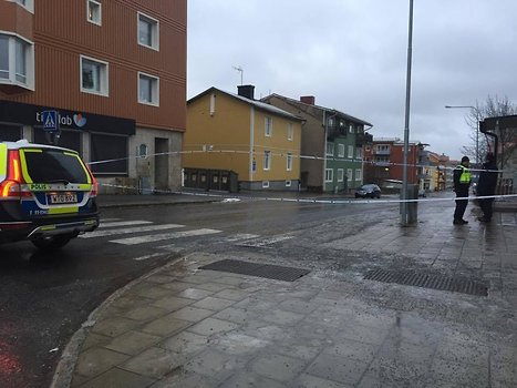 Polisen på plats i Luleå efter misstänks bombhot. Polisen på plats i Luleå efter misstänks bombhot.