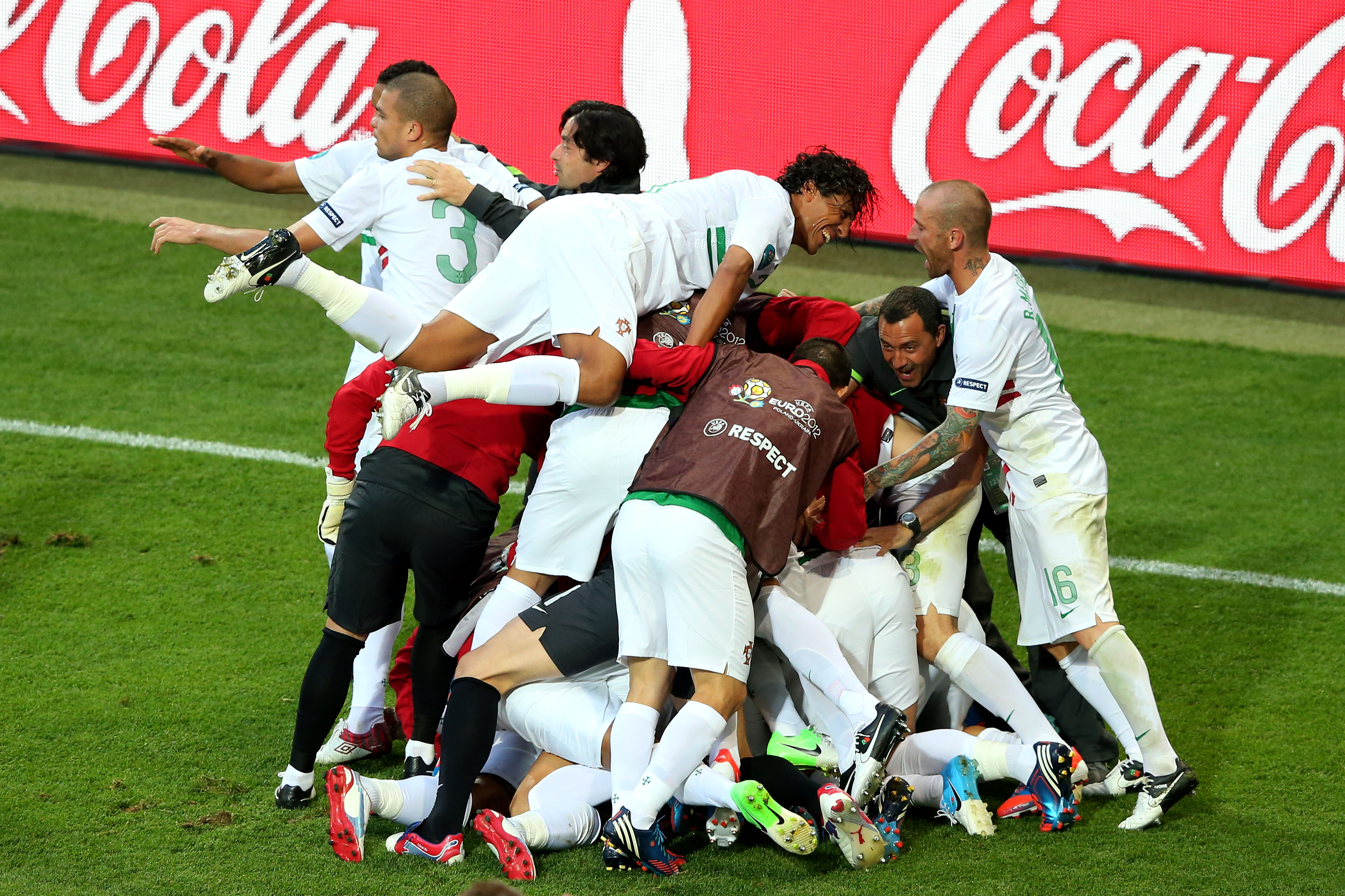 Portugal firar vinsten med en klassisk tevepuckshög.