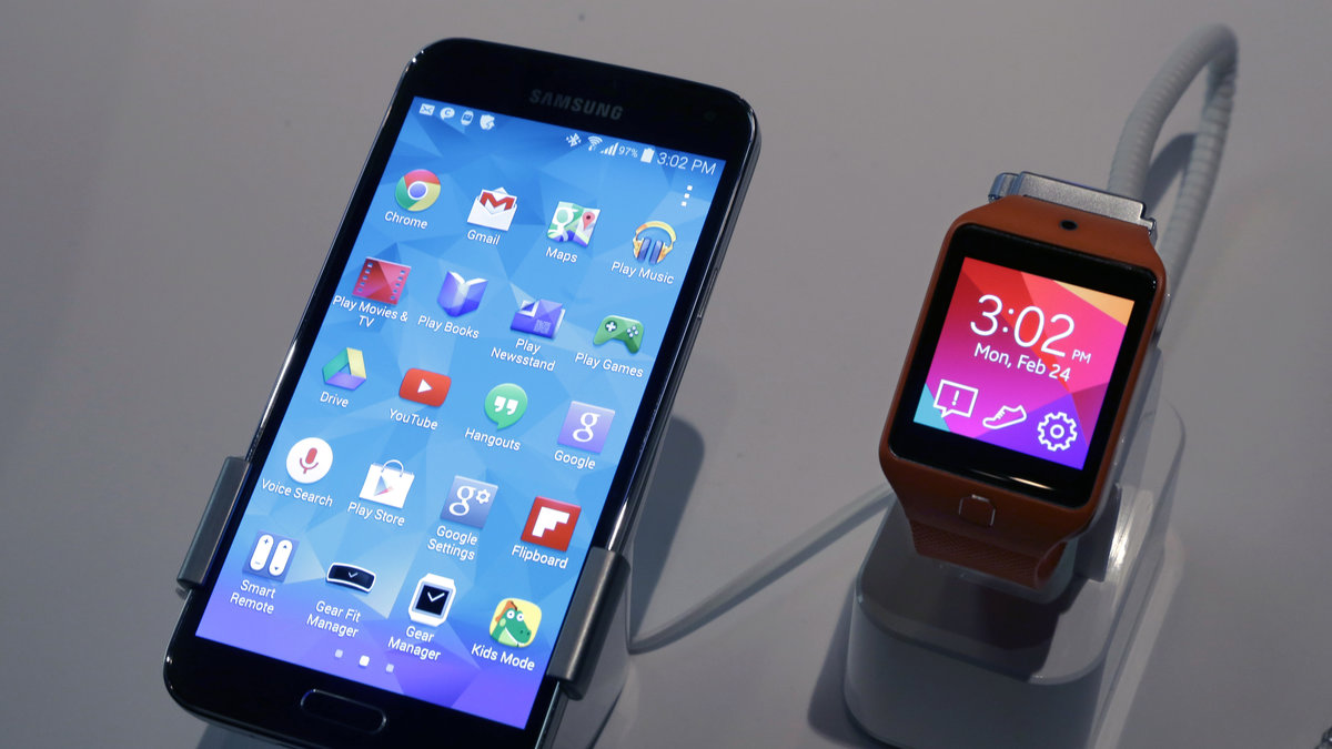 Samsung Galaxy S5 tillsammans med en Galaxy Gear 2.