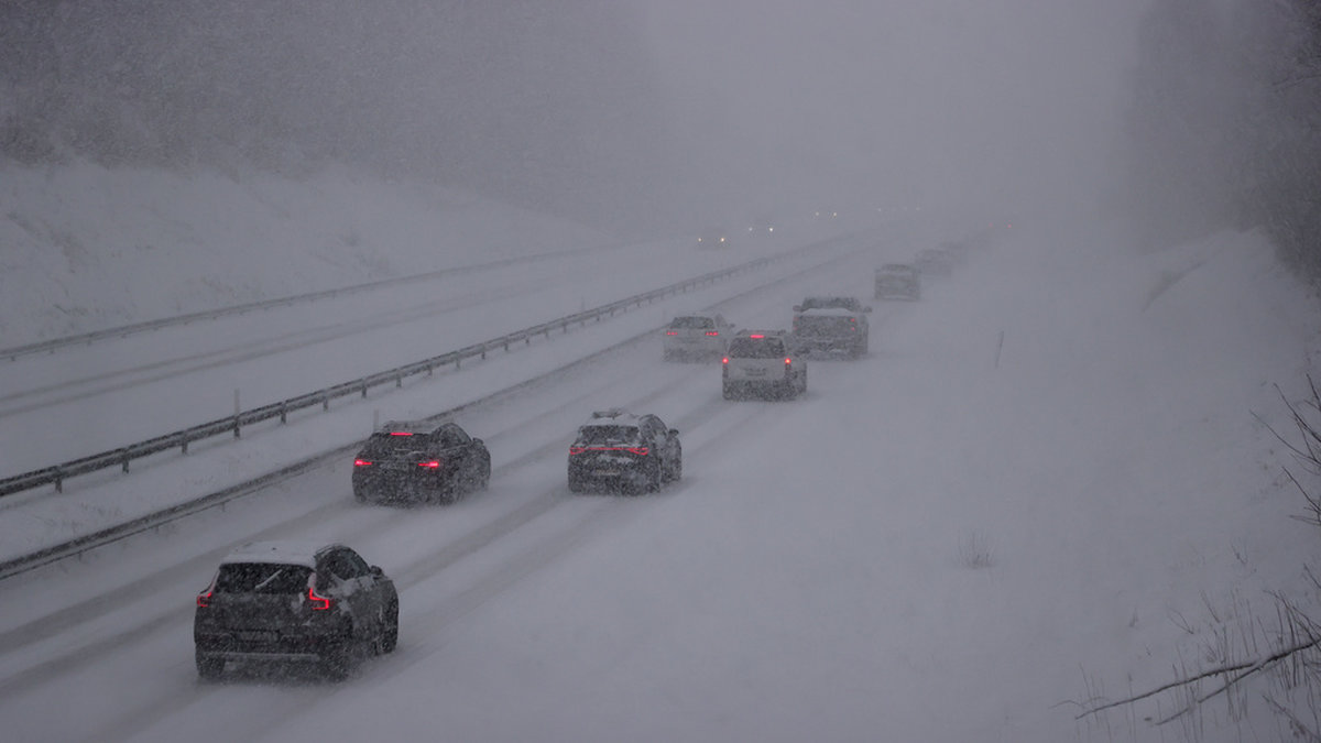 SMHI varnar för ett tidvis kraftiga snöfall som kan medföra störningar i till exempel trafiken. Arkivbild.