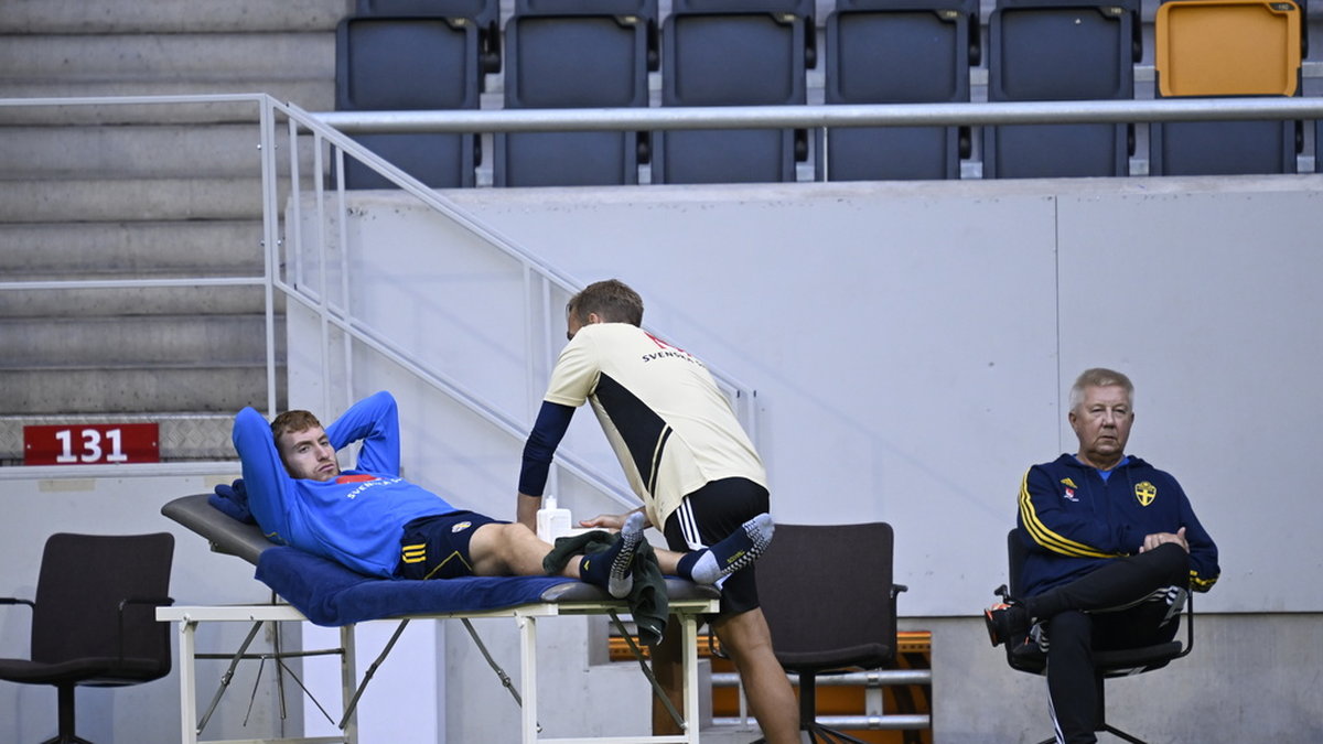 Dejan Kulusevski får massage under en träning med landslaget. Arkivbild.