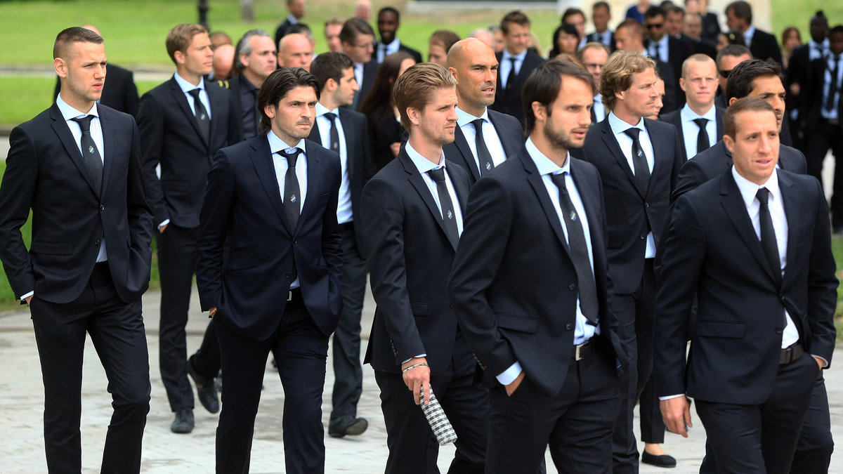 AIK:s spelare på Turinas begravning.